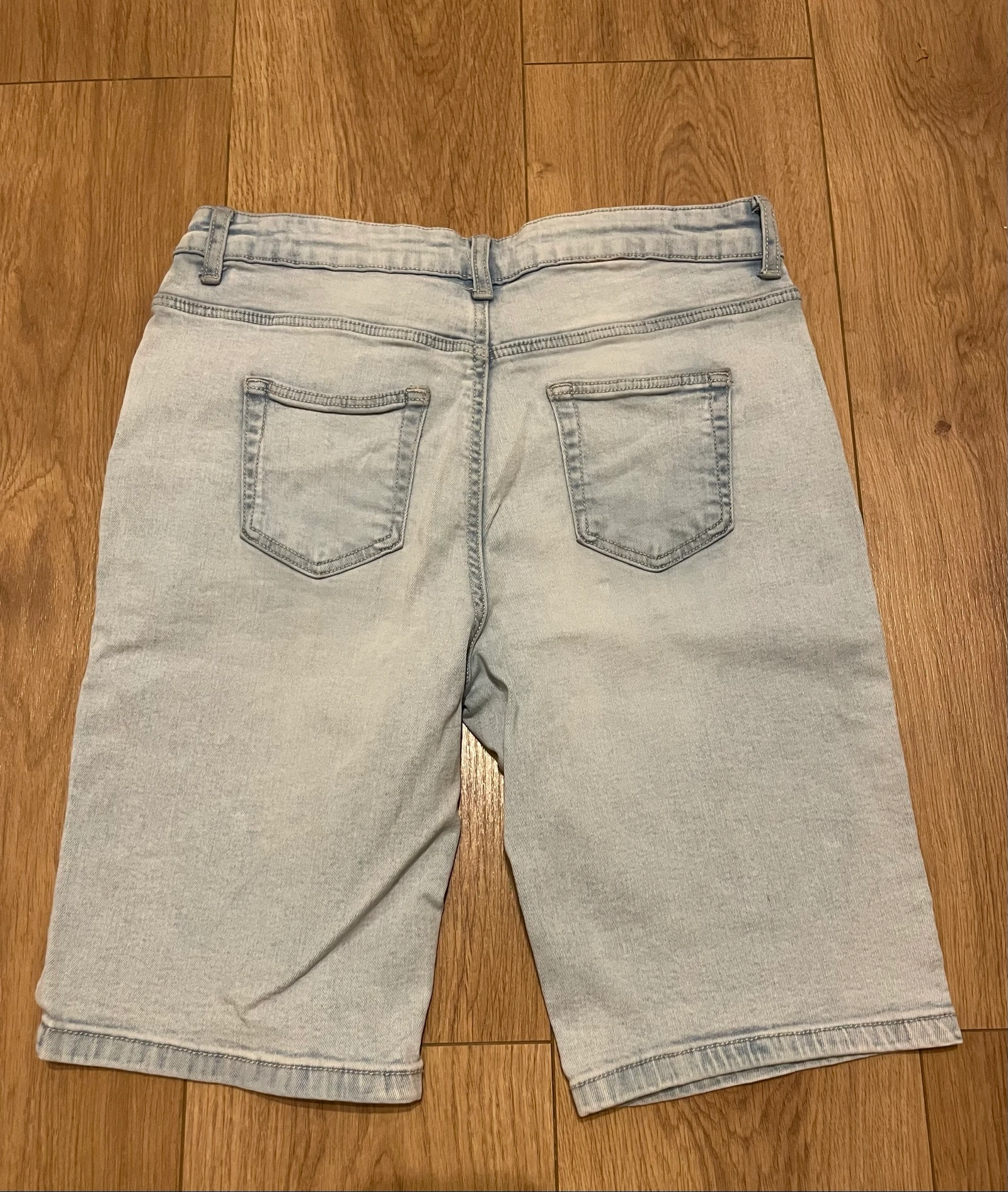 Bermuda jeans com bolsos – photo 4